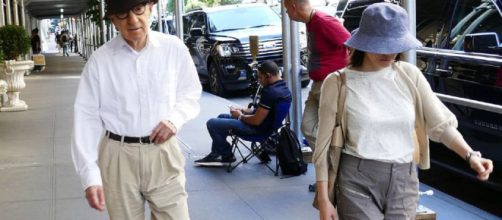 Woody Allen y su esposa, Soon-Yi, paseando por Nueva York hace unos días, mientras se tranquilizan de lo que le pasa.