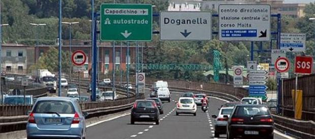 Autoerotismo e folle inseguimento sulla tangenziale di Napoli Autoerotismo e folle inseguimento sulla tangenziale di Napoli