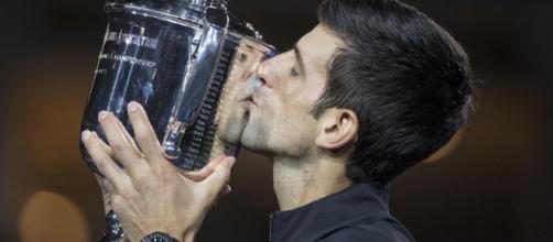 Nole Djokovic trionfato agli US Open bacia il trofeo