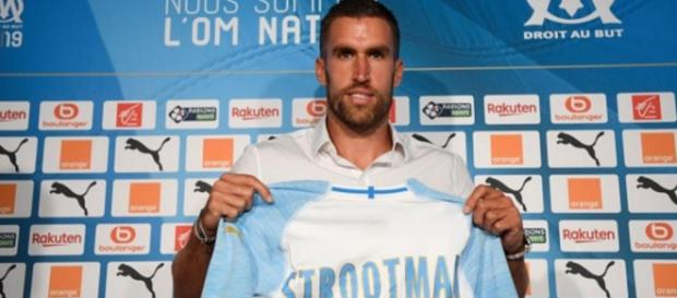 Kevin Strootman aurait dû coûter 32,7 millions d'euros à l'OM, mais le club n'a eu à dépenser que 28M€ Kevin Strootman aurait dû coûter 32,7 millions d'euros à l'OM, mais le club n'a eu à dépenser que 28M€