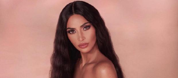 Kim Kardashian fait le tour de la toile complètement nue et annonce la sortie de sa nouvelle gamme makeup ! Kim Kardashian fait le tour de la toile complètement nue et annonce la sortie de sa nouvelle gamme makeup !