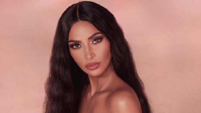 Kim Kardashian fait le tour de la toile complètement nue et annonce la sortie de sa nouvelle gamme makeup !