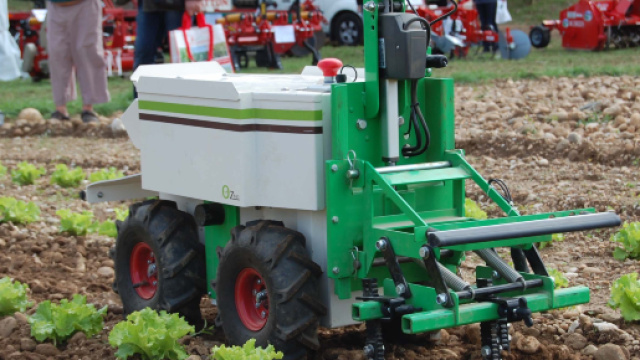 Oz, le premier robot agricole du monde, est fran&ccedil;ais - solidariteetprogres.org