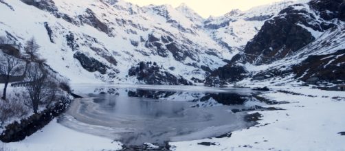 File:Lago di Malciaussia ghiacciato con neve.JPG - Wikipedia - wikipedia.org