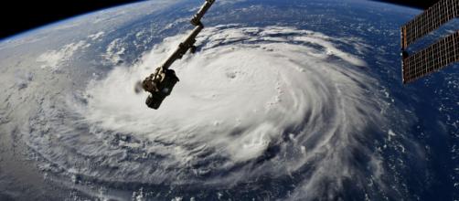 El huracán Florence se fortalece a categoría 4 | Telemundo - telemundo.com