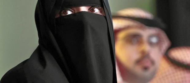 Arabia Saudita, fa un selfie mentre mangia in un luogo pubblico ... - castedduonline.it Arabia Saudita, fa un selfie mentre mangia in un luogo pubblico ... - castedduonline.it