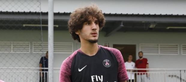 Le PSG a sorti les grands moyens afin de convaincre Yacine Adli de rester Le PSG a sorti les grands moyens afin de convaincre Yacine Adli de rester