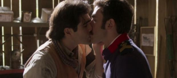 Luccino e Capitão Otávio se beijam na novela Orgulho e Paixão Luccino e Capitão Otávio se beijam na novela Orgulho e Paixão
