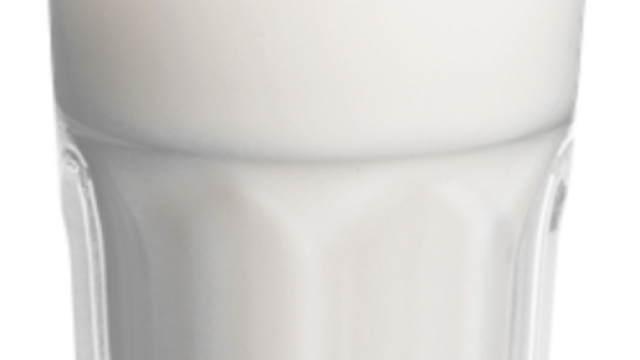 Il latte intero e derivati riducono il rischio cardiaco e di ictus (Canva)