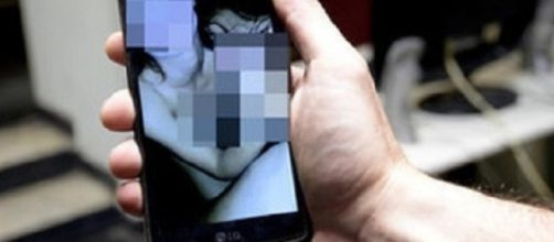 Arrestato pedofilo a Ischia: adescava giovani su Whatsapp per farsi inviare video hot