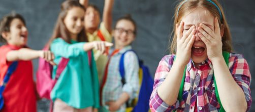 Niños humillando a una de sus compañeras en clase