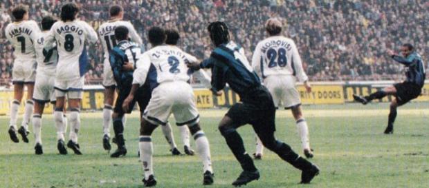 Il capolavoro su punizione di Ronaldo che decise Inter-Parma dell'1 novembre 1997 Il capolavoro su punizione di Ronaldo che decise Inter-Parma dell'1 novembre 1997