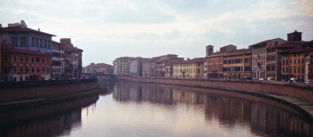 Un giovane di 25 anni è morto cadendo sul Lungarno Pacinotti a Pisa Un giovane di 25 anni è morto cadendo sul Lungarno Pacinotti a Pisa
