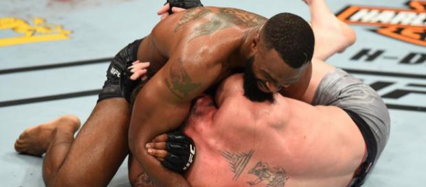 Woodley derrotó a Till por sumisión con una D'Arce Choke. UFC.com. Woodley derrotó a Till por sumisión con una D'Arce Choke. UFC.com.