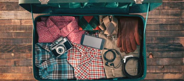 Mala de viagem organizada, com alguns itens, como roupas, máquina fotográfica e celular. (foto reprodução) Mala de viagem organizada, com alguns itens, como roupas, máquina fotográfica e celular. (foto reprodução)