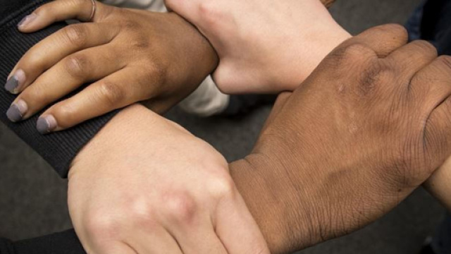 Frasi razziste su Facebook, divieto di Social e condanna a leggere (Ph. misawa.af.mil)