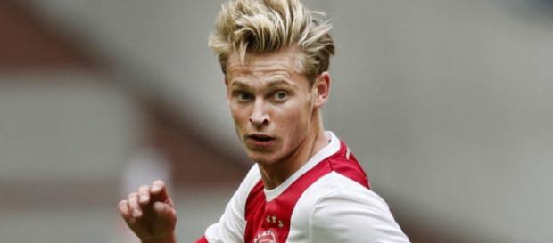 Frenkie de Jong avoue être plus intéressé par le FC Barcelone que par le PSG Frenkie de Jong avoue être plus intéressé par le FC Barcelone que par le PSG