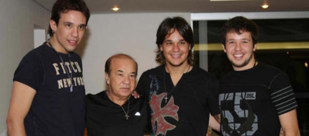 Kiko, Leandro e Bruno com o pai Franco. Kiko, Leandro e Bruno com o pai Franco.