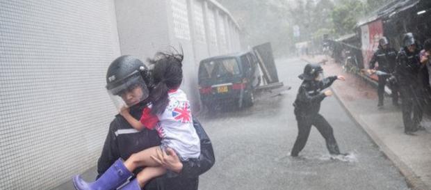 Soccorsi in azione ad Hong Kong Soccorsi in azione ad Hong Kong