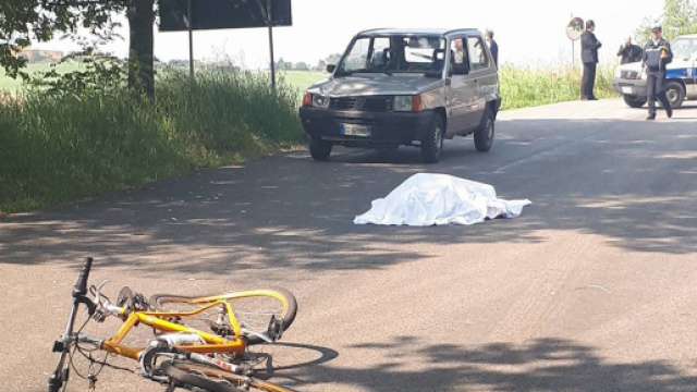 Calabria, ciclista muore dopo essere stato travolto da un'autovettura. (foto di repertorio)