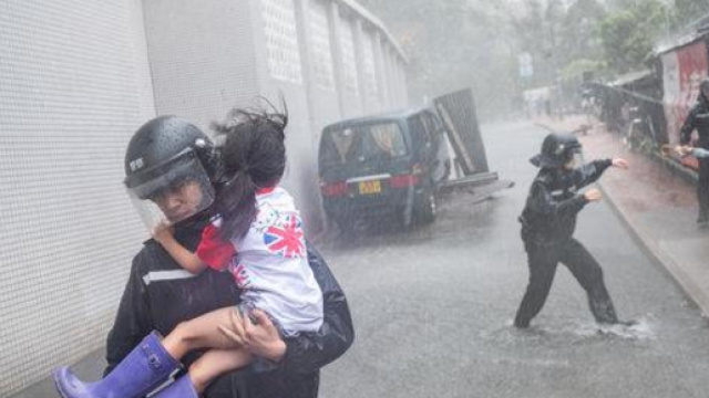 Soccorsi in azione ad Hong Kong