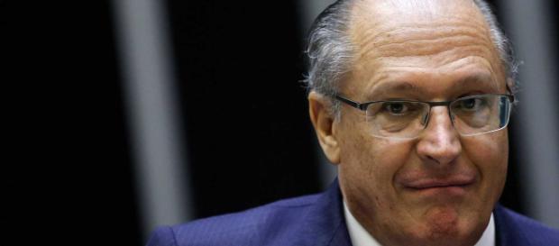 Alckmin acaba tropeçando e caindo em campanha Alckmin acaba tropeçando e caindo em campanha