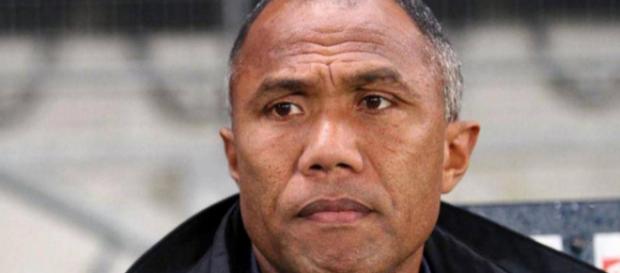Antoine Kombouaré accuse le coup après la sévère défaite de Guingamp face à l'OM (4-0) Antoine Kombouaré accuse le coup après la sévère défaite de Guingamp face à l'OM (4-0)