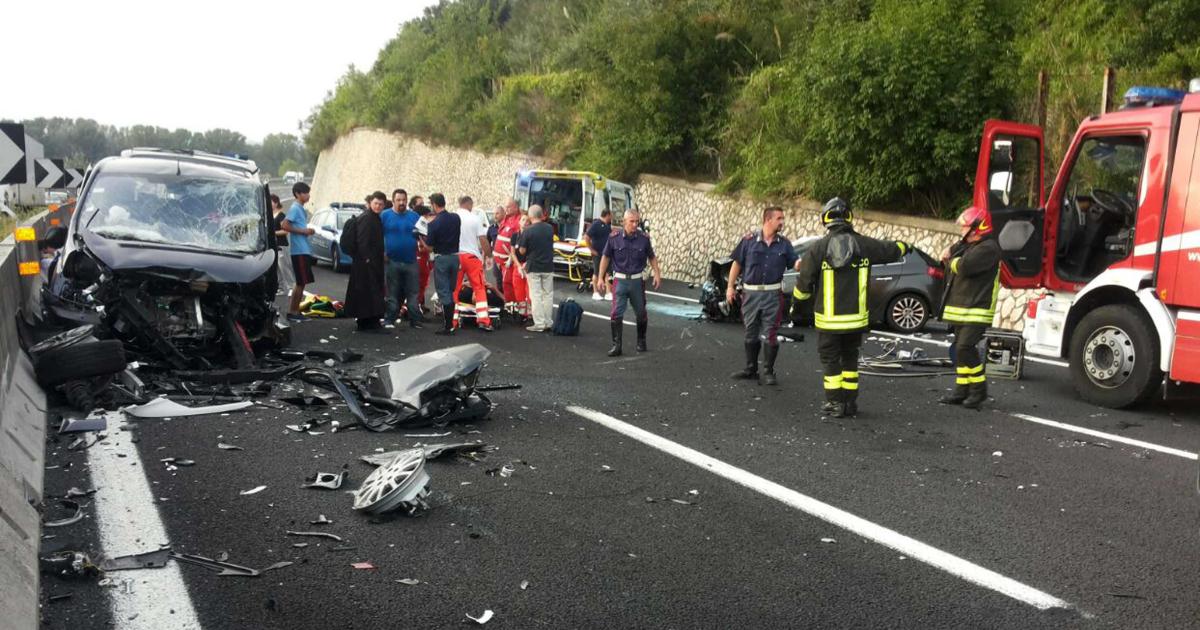 Calabria, auto contromano in autostrada: un morto