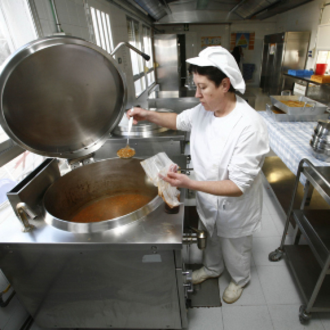 Recogen firmas para prohibir la elaboración de comidas escolares en Cataluña