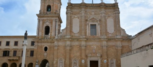 Brindisi, ripulisce la città e rischia di danneggiare l'antica cattedrale: fermato dalla Polizia Municipale (in foto la cattedrale di Brindisi).