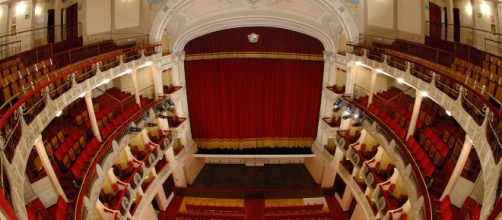 Il Teatro Sociale - Il palcoscenico della lirica e della danza a ... - italiani.it