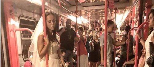 Milano, donna vestita da sposa si aggira in metro