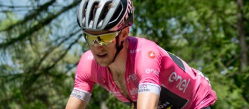 Simon Yates in maglia rosa al Giro d'Italia.
