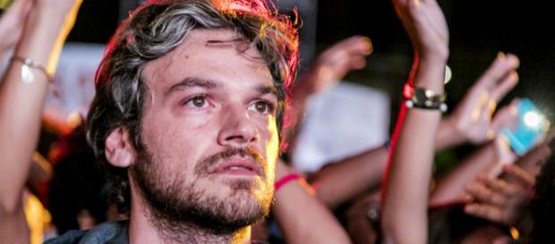 Beto Falcão vai atrás daquela que acredita ser sua fila com Luzia. (Reprodução/Internet) Beto Falcão vai atrás daquela que acredita ser sua fila com Luzia. (Reprodução/Internet)
