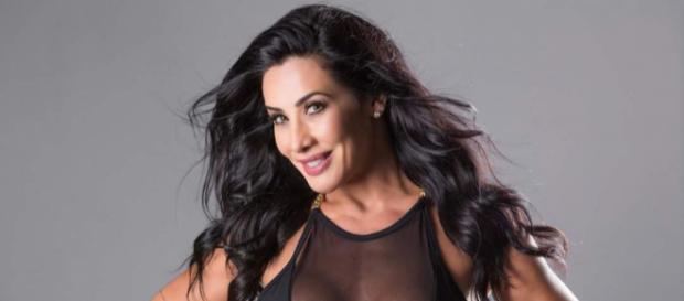 Scheila Carvalho posou de biquíni na praia Scheila Carvalho posou de biquíni na praia