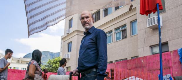 Sem ter onde morar, Severo se junta aos mendigos que tanto criticou e fez mal. (Reprodução/TV Globo) Sem ter onde morar, Severo se junta aos mendigos que tanto criticou e fez mal. (Reprodução/TV Globo)