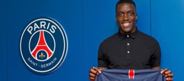 Stanely Nsoki vient de signer son premier contrat pro avec le PSG, sous fond de polémique Stanely Nsoki vient de signer son premier contrat pro avec le PSG, sous fond de polémique