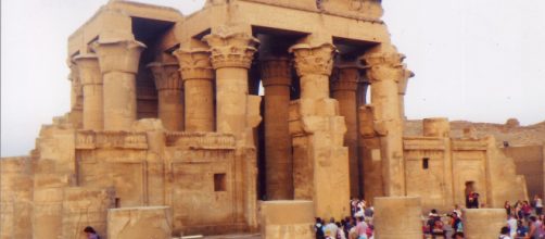 Egitto, si alla il tempio e viene alla luce un'antica sfinge di arenaria: la scoperta avvenuta ad Assuan nel tempio di Kom Ombo