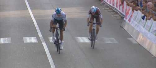 Gianni Moscon supera Bardet in volata al Giro di Toscana.