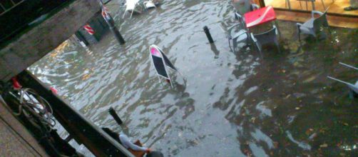 Las calles de Granada lucen esta tarde inundadas