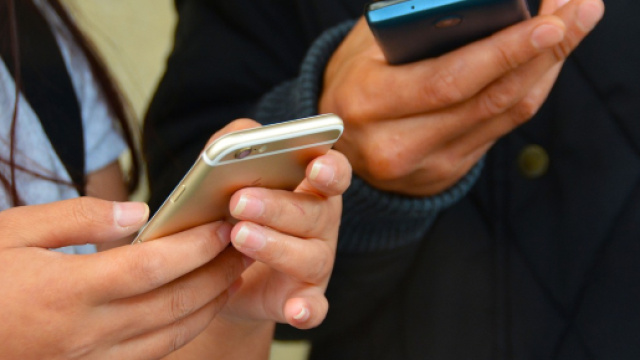 Bergamo, 15enne chatta per un anno, poi scopre che lui è suo padre