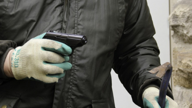 I ladri entrano in casa con una bottiglietta d'acqua da mezzo litro (Ph.Pixabay.com - Leofra)