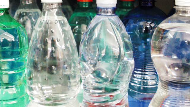 Ladri entrano in casa utilizzando una bottiglietta di plastica