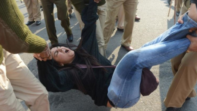 Ragazza di 16 anni stuprata a scuola