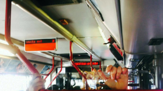 Roma, sacerdote molesta una donna in metro