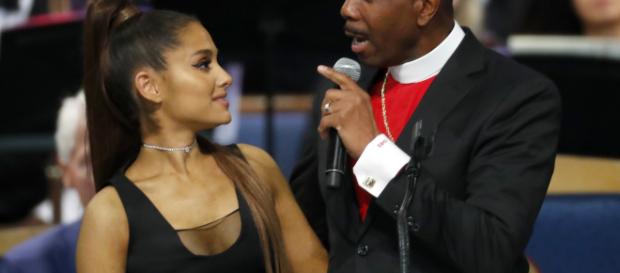 Funerali Aretha Franklin: pastore tocca seno di Ariana Grande, poi si scusa (VIDEO) dell'accaduto. Funerali Aretha Franklin: pastore tocca seno di Ariana Grande, poi si scusa (VIDEO) dell'accaduto.