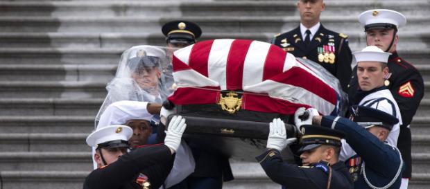 La conmovedora despedida de John McCain en el Capitolio de Washington. - tenemosnoticias.com La conmovedora despedida de John McCain en el Capitolio de Washington. - tenemosnoticias.com