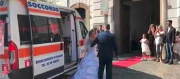 Napoli, sposa arriva in chiesa con l'ambulanza Napoli, sposa arriva in chiesa con l'ambulanza