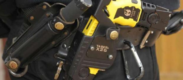 Taser, la pistola che dà la scossa dal 5 settembre sarà usata in via sperimentale dalle forze dell'ordine in 12 città italiane. Taser, la pistola che dà la scossa dal 5 settembre sarà usata in via sperimentale dalle forze dell'ordine in 12 città italiane.