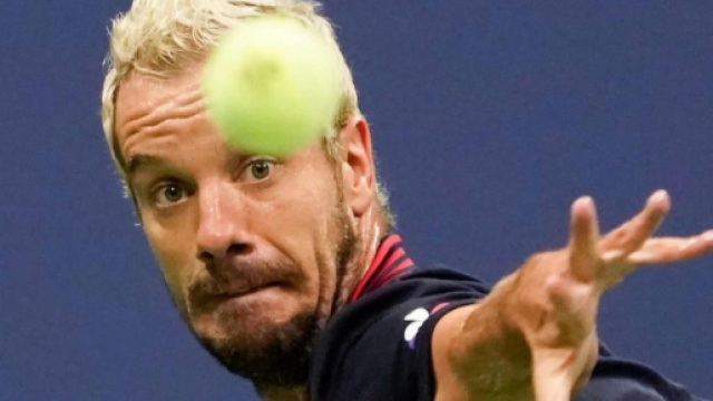 Nuit de samedi à ce dimanche, Richard Gasquet concentré à la réception d’une balle contre Novak Djokovic. Reuters/Robert Deutsch